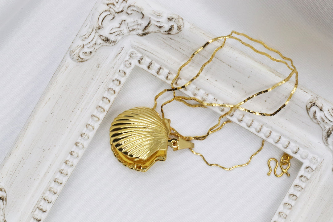 shell pendant chain necklace